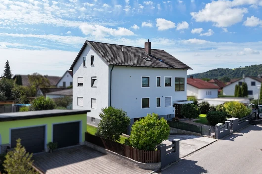 Attraktives Mehrfamilienhaus mit separater Einliegerwohnung und zwei Garagen in Teublitz/Katzdorf