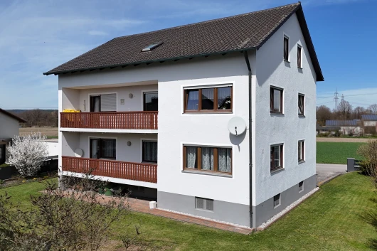 Attraktives Mehrfamilienhaus mit separater Einliegerwohnung und zwei Garagen in Teublitz/Katzdorf
