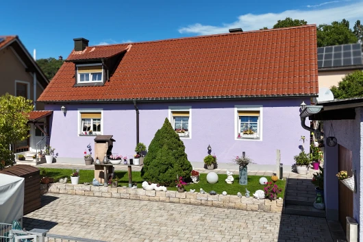 Einfamilienhaus mit 2 Eingängen, großer Garage und Nebengebäude in Regenstauf