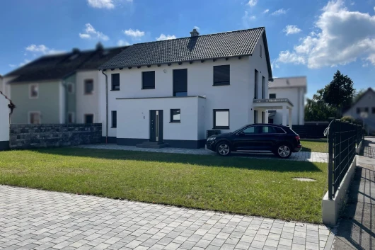 Familienfreundliches Einfamilienhaus mit Garten & zwei Garagen in Maxhütte - Haidhof