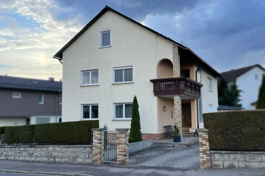 Geräumiges Zweifamilienhaus mit zwei Garagen und großem Grundstück in Burglengenfeld