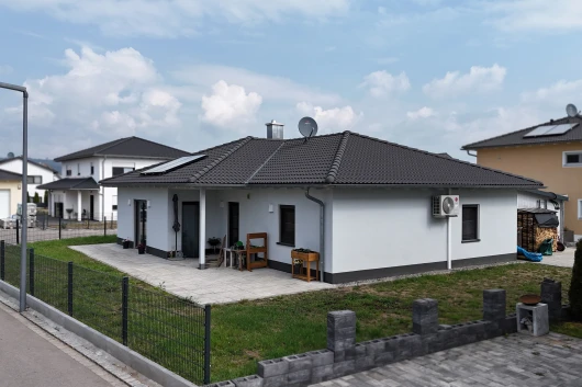 Gut geschnittener Bungalow mit Doppelcarport in Teublitz
