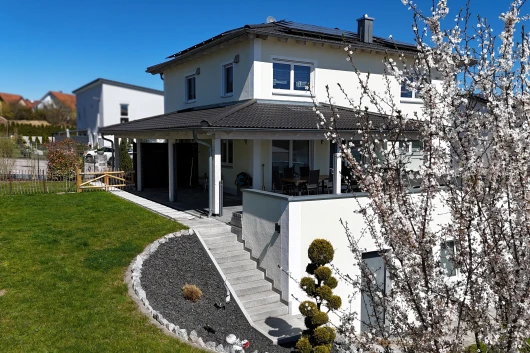 Helle Toskana-Villa mit potenziell nutzbarer ELW im Souterrain und Doppelgarage in Maxhütte-Haidhof