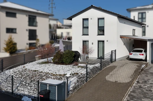 Neuwertiges Satteldachhaus mit Carport und kleinem Garten in Maxhütte - Haidhof