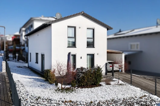 Neuwertiges Satteldachhaus mit Carport und kleinem Garten in Maxhütte - Haidhof
