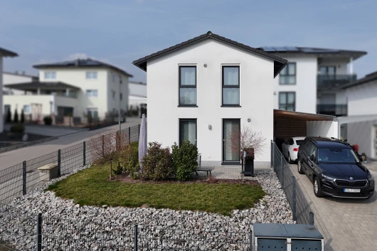 Neuwertiges Satteldachhaus mit Carport und kleinem Garten in Maxhütte - Haidhof