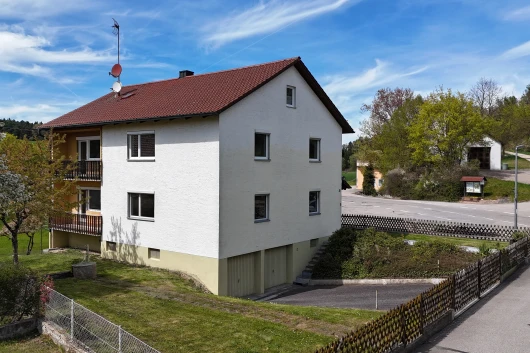 Sanierungsbedürftiges Zwei-Familienhaus mit Vollkeller und großem Garten in Bernhardswald