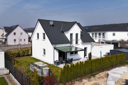 Schnuckeliges Einfamilienhaus mit Doppelgarage und kleinem Garten in Schwandorf
