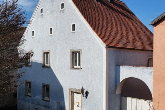 Uriges, denkmalgeschütztes Haus mit Scheune und Garten in Luhe-Wildenau
