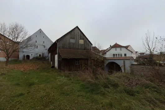 Uriges, denkmalgeschütztes Haus mit Scheune und Garten