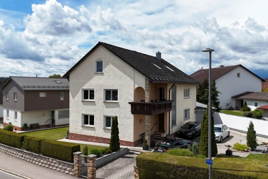 Attraktives Zweifamilienhaus mit großzügiger Garage und Blick auf die Burg