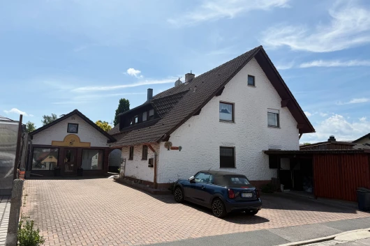 Einfamilienhaus mit Einliegerwohnungen und Nebengebäude in Burglengenfeld