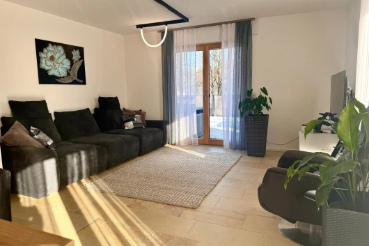 Exklusive Erdgeschosswohnung mit zwei Tiefgaragenstellplätzen und Blick auf den Hammersee