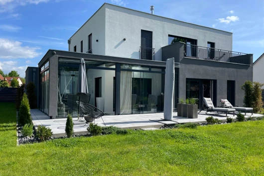 Extravagantes Einfamilienhaus mit überdimensionaler Garage und Wellnesshäuschen in Tirschenreuth