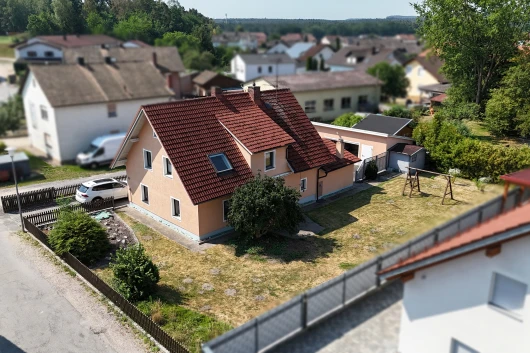 Freistehendes Einfamilienhaus mit 3 Garagen und großem Grundstück in Pirkensee/ Maxhütte - Haidhof