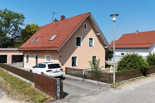Freistehendes Einfamilienhaus mit 3 Garagen und großem Grundstück in Pirkensee/ Maxhütte - Haidhof