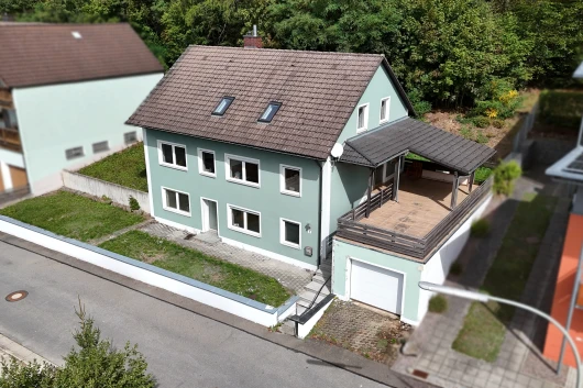 Geräumiges Einfamilienhaus mit Einliegerwohnung in Tännesberg für handwerklich Geschickte
