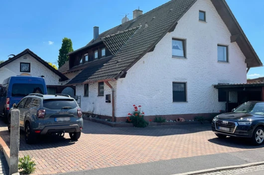 Geräumiges Einfamilienhaus mit zwei Einliegerwohnungen und Nebengebäude in Burglengenfeld