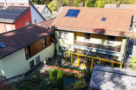 Klassisches Einfamilienhaus mit Einliegerwohnung, Nebengebäude und 2 Garagen in Regenstauf