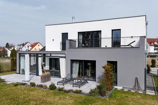 Kubus - Einfamilienhaus mit großer 4-fach Garage und kleiner Werkstatt in Tirschenreuth