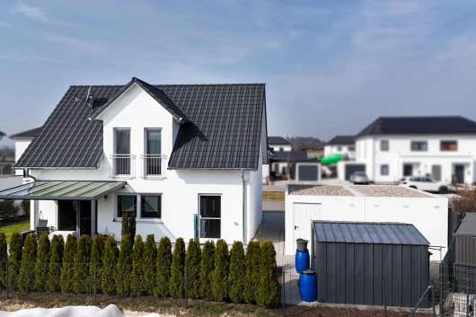 Modernes Einfamilienhaus mit Doppelgarage und schönen Garten in Schwandorf