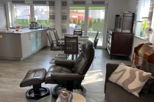 Modernes Einfamilienhaus mit Doppelgarage und schönen Garten in Schwandorf