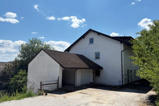 Sanierungsbedürftiges Mehrfamilienhaus mit drei Garagen und zwei Stellplätzen in Regen