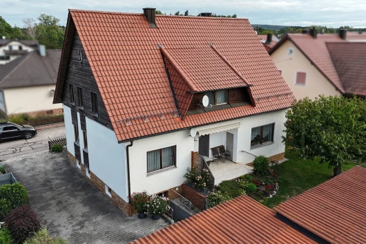 Stillvolles 2-Familienhaus mit 2 Garagen in attraktiver Lage am Steinberger See