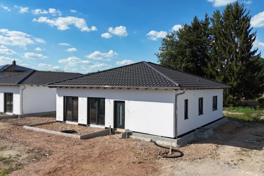 Wohnglück auf einer Ebene -  Exklusiver Neubau-Bungalow in Teublitz